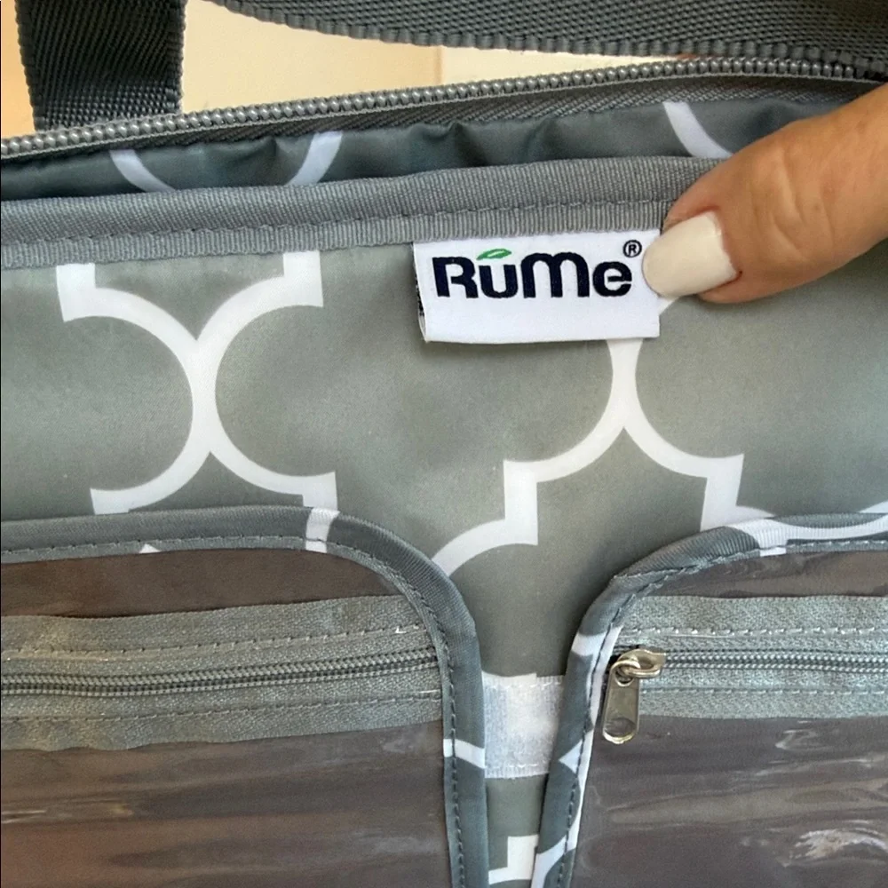 NWOT Rume Gray and White Patterned Makeup Travel Case